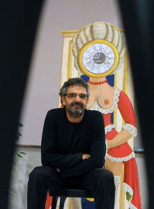 Gennaro Vallifuoco in posa davanti ad una sua opera