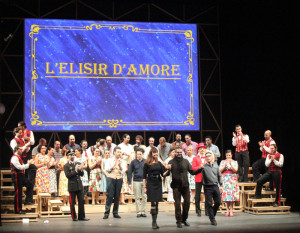 Foto di scena L’elisir d'amore Opera in due atti di Gaetano Doninzetti Libretto di Felice Romani Teatro Marucino Comune di Chieti Regia: Cesare Scarton Costumi: Laura Viani Chieti, 23,25 Novembre, 2012.