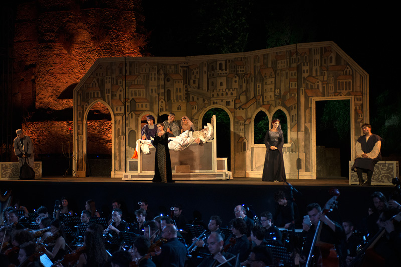 Gianni Schicchi Anno 2014 opera in un atto di: Giacomo Puccini Libretto di: Gioacchino di Forzano Regia: Emanuele Di Muro Teatro Romano Benevento, 31 Agosto 2014.