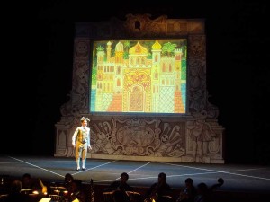 Foto di scena Chi rapì la topina Costanza anno 2010 Commedia mucisale giocosa di Roberta Vacca, liberamente tratta da "Il ratto del serraio" di Wolfgang Amadeus Mozart Regia: Cesare Scarton Costumi di: Tiziana Cannavacciuolo Accademia nazionale di Santa Cecilia Auditorium parco della musica di Roma