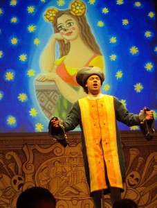 Foto di scena Chi rapì la topina Costanza anno 2010 Commedia mucisale giocosa di Roberta Vacca, liberamente tratta da "Il ratto del serraio" di Wolfgang Amadeus Mozart Regia: Cesare Scarton Costumi di: Tiziana Cannavacciuolo Accademia nazionale di Santa Cecilia Auditorium parco della musica di Roma