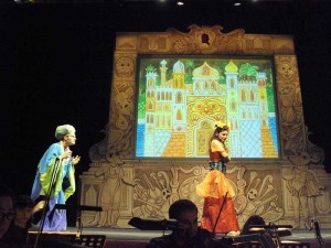 Foto di scena Chi rapì la topina Costanza anno 2010 Commedia mucisale giocosa di Roberta Vacca, liberamente tratta da "Il ratto del serraio" di Wolfgang Amadeus Mozart Regia: Cesare Scarton Costumi di: Tiziana Cannavacciuolo Accademia nazionale di Santa Cecilia Auditorium parco della musica di Roma