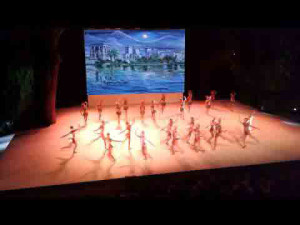 Foto di scena La marcia del trionfo da Aida di Giuseppe Verdi, Coreografia di Maria Grazia Garofoli Costumi: Anna Biagiotti Luci: Franco Marri Teatro Grande dell'Accademia Nazionale di Danza di Roma 26 Giugno 2013
