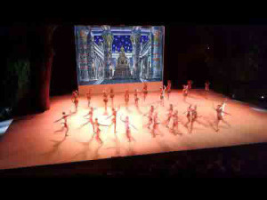 Foto di scena La marcia del trionfo da Aida di Giuseppe Verdi, Coreografia di Maria Grazia Garofoli Costumi: Anna Biagiotti Luci: Franco Marri Teatro Grande dell'Accademia Nazionale di Danza di Roma 26 Giugno 2013