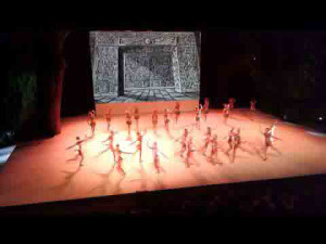 Foto di scena La marcia del trionfo da Aida di Giuseppe Verdi, Coreografia di Maria Grazia Garofoli Costumi: Anna Biagiotti Luci: Franco Marri Teatro Grande dell'Accademia Nazionale di Danza di Roma 26 Giugno 2013