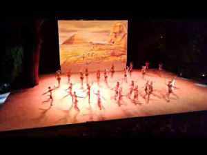 Foto di scena La marcia del trionfo da Aida di Giuseppe Verdi, Coreografia di Maria Grazia Garofoli Costumi: Anna Biagiotti Luci: Franco Marri Teatro Grande dell'Accademia Nazionale di Danza di Roma 26 Giugno 2013