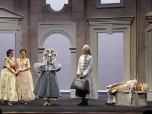 Foto di scena Cosi fan tutte anno 2010 Dramma giocoso in due atti di Wolfgang Amadeus Mozart su libretto di Lorenzo Da Ponte Regia: Cesare Scarton Costumi di: Zaira De Vincentiis Accademia nazionale di Santa Cecilia Auditorium parco della musica di Roma